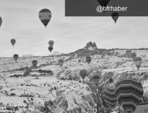 Kapadokya’da kar yağışı sonrası sıcak hava balonları gökyüzüne renk kattı