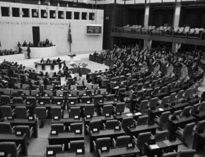 Yetkisiz çakar kullanımına ve ateşli silahlara yönelik cezaların artırılmasıyla ilgili kanun teklifi yasalaştı