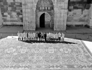 160 metrekare ve 700 kilo ağırlığında olan tarihi halı Hollanda’ya uğurlandı: ‘Hayali 280 parçaya böldük’