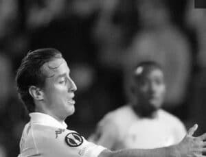 Maçın 15. dakikasında yürekler ağza geldi: Genç futbolcu yere yığıldı, maç tatil edildi
