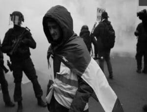 Zor günler tekrar başlıyor: Fransa’da 200 bin kişi Macron’un istifası için sokaklara çıktı