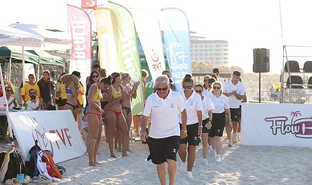Uluslararası plaj voleybolunun kalbi Çeşme’de attı
