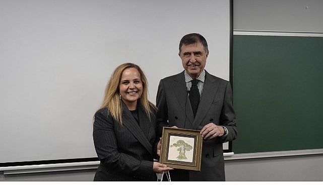Geleceğin Profesyonelleri, Ahmet Pura ile “Hayat Güneşli Bir Sağanak” Konferansı’nda Bir Araya Geldi